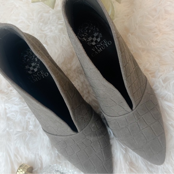 Vince Camuto taupe heeled bootie ❤️ - Picture 5 of 7